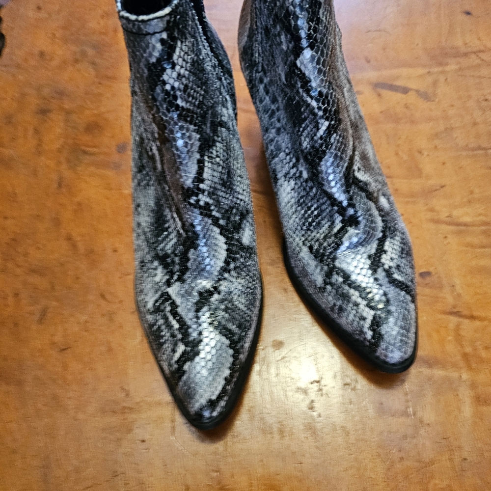 Very Volatile BLACK  Snakeskin Print Ankle Boots‎ Size 8.0